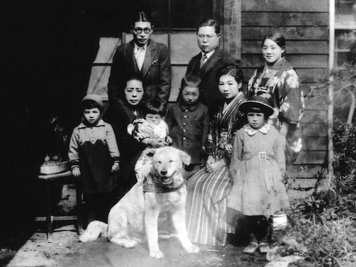 Hachikō with Ueno and his family